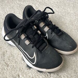 Girls Nike softball spikes